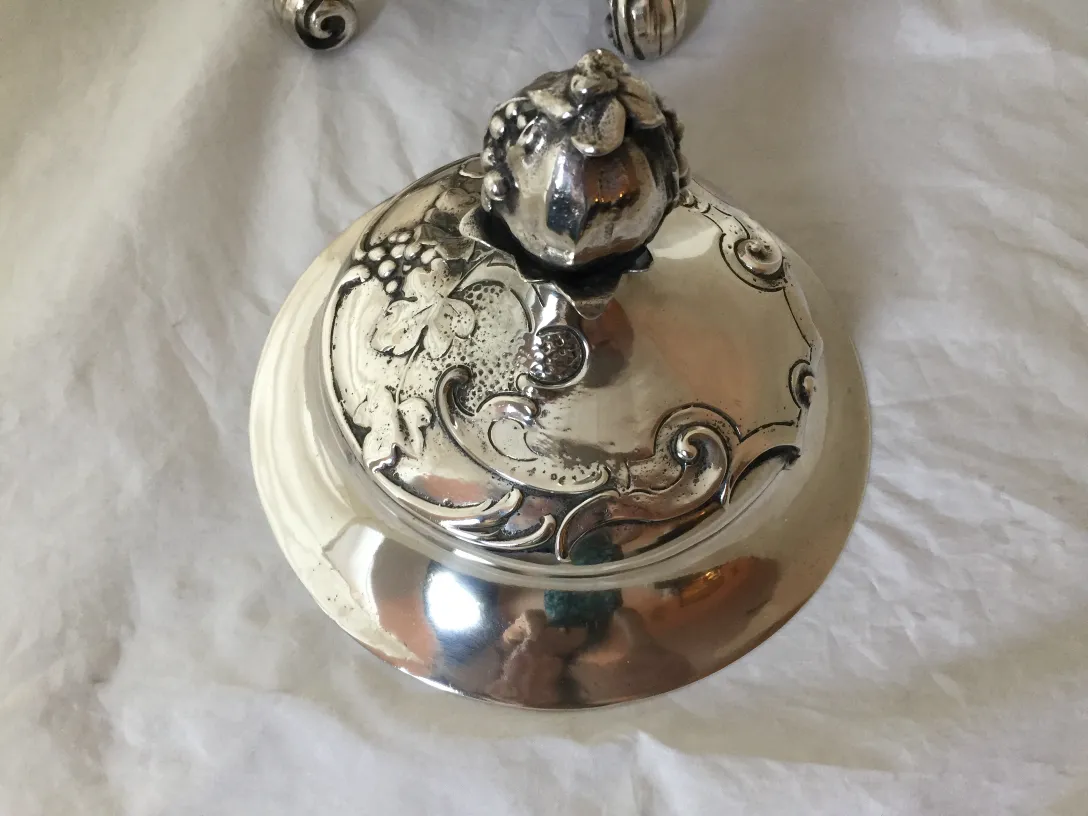 antik wmf Bowle mit dekorativem Deckel und glänzender Oberfläche, elegante Umgebungen.