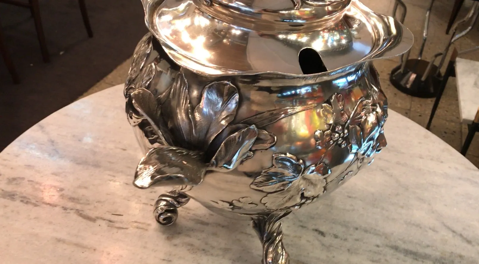 Ponchera antigua WMF con detalles ornamentales y base decorativa