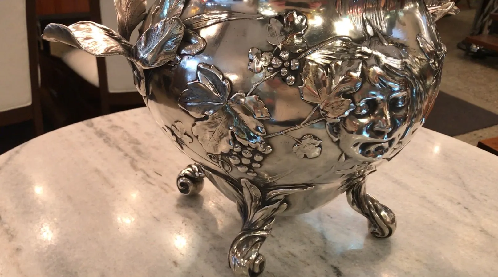 Antike WMF Bowle mit erhabenen Blätter- und Traubendetails.