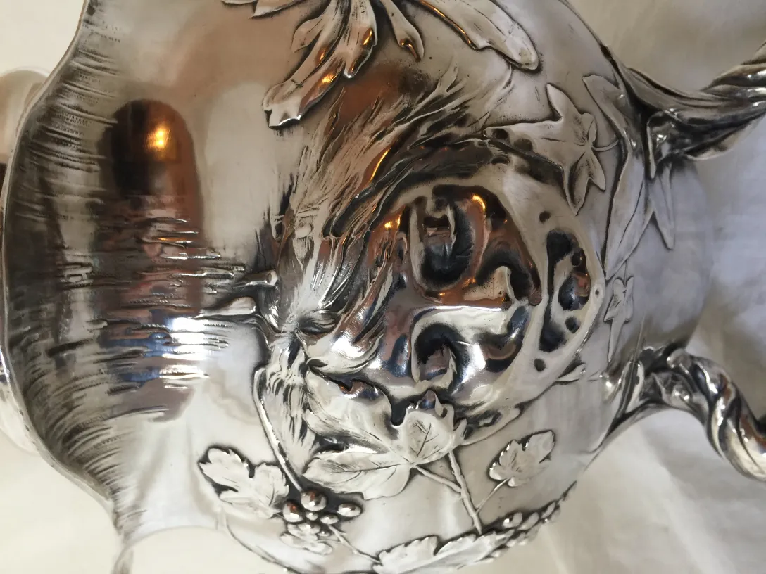 装飾テーブルにセットされた複雑なデザインの古いパンチボウルwmf。