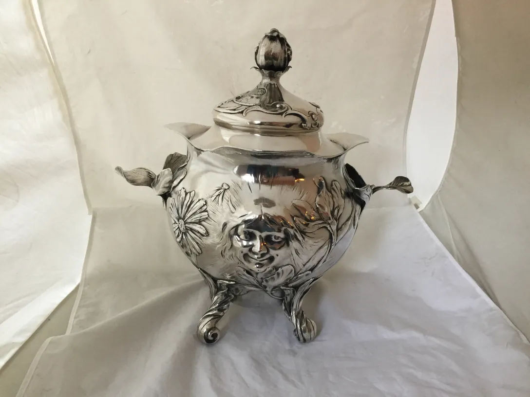 bol à punch antique WMF avec décoration florale et visage humain, présentation équilibrée