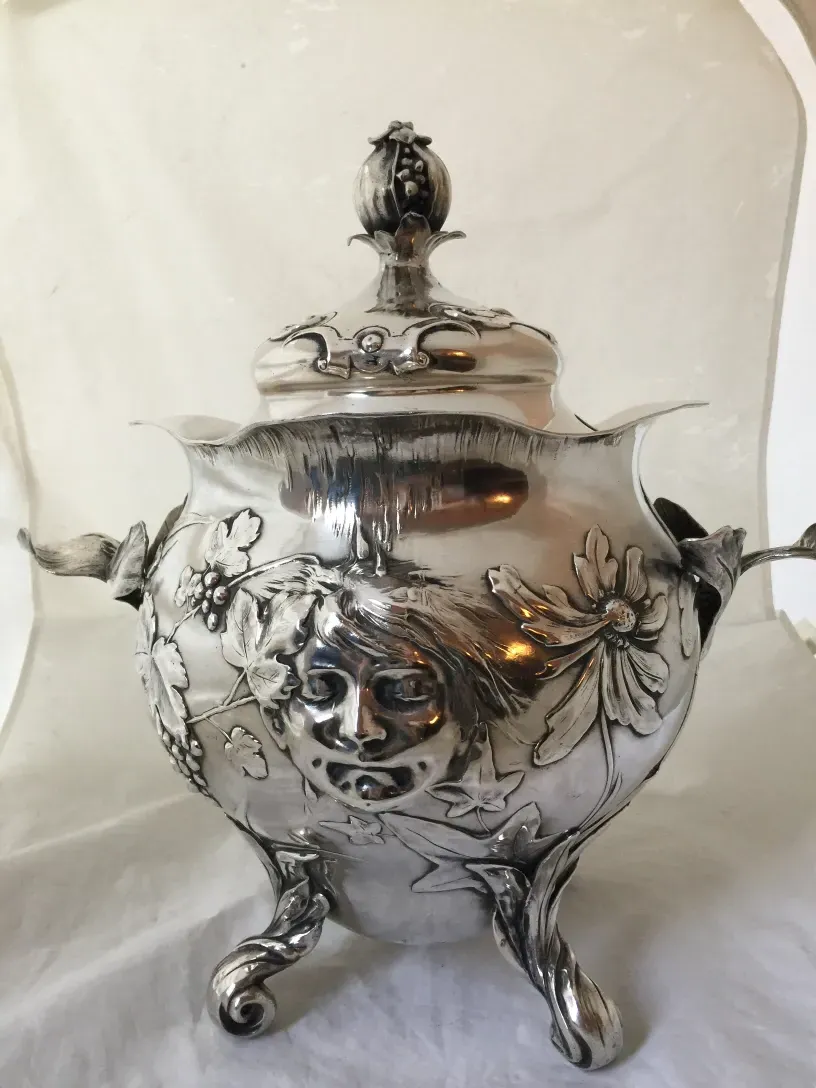 Bol à punch ancien WMF avec motifs floraux.