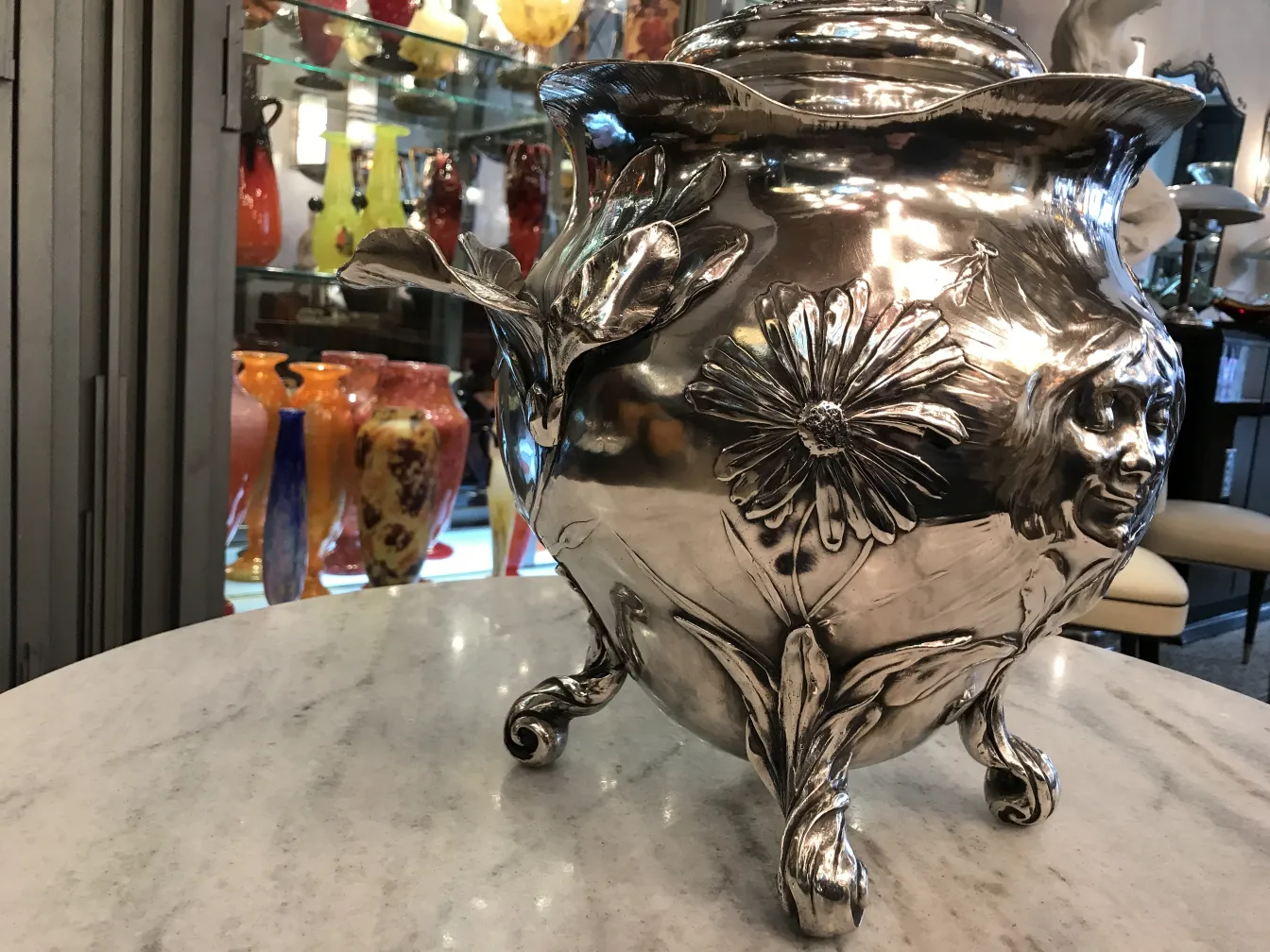 Старая чаша для пунша WMF, украшенная цветами и лицами, красочный фон