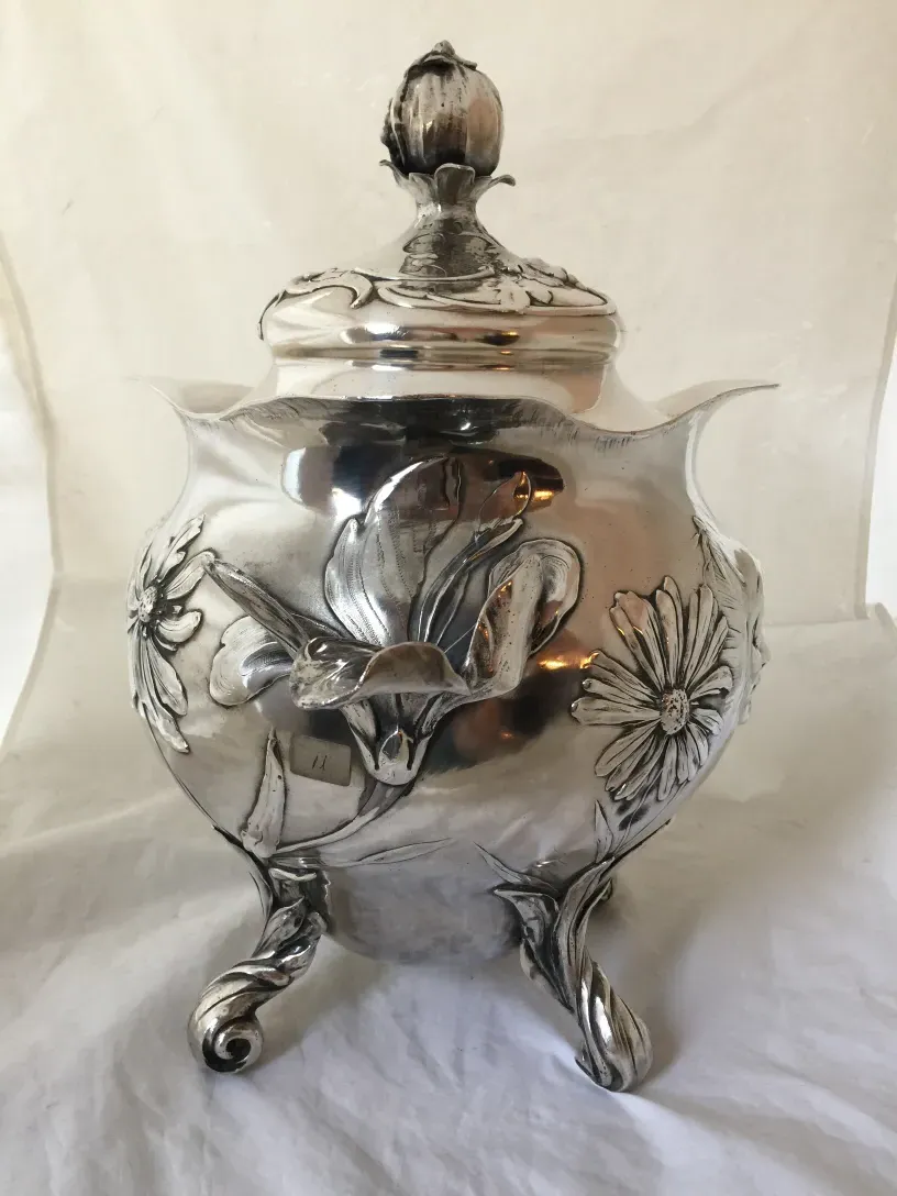 Ponchera WMF antigua con diseño floral y tapa elegante