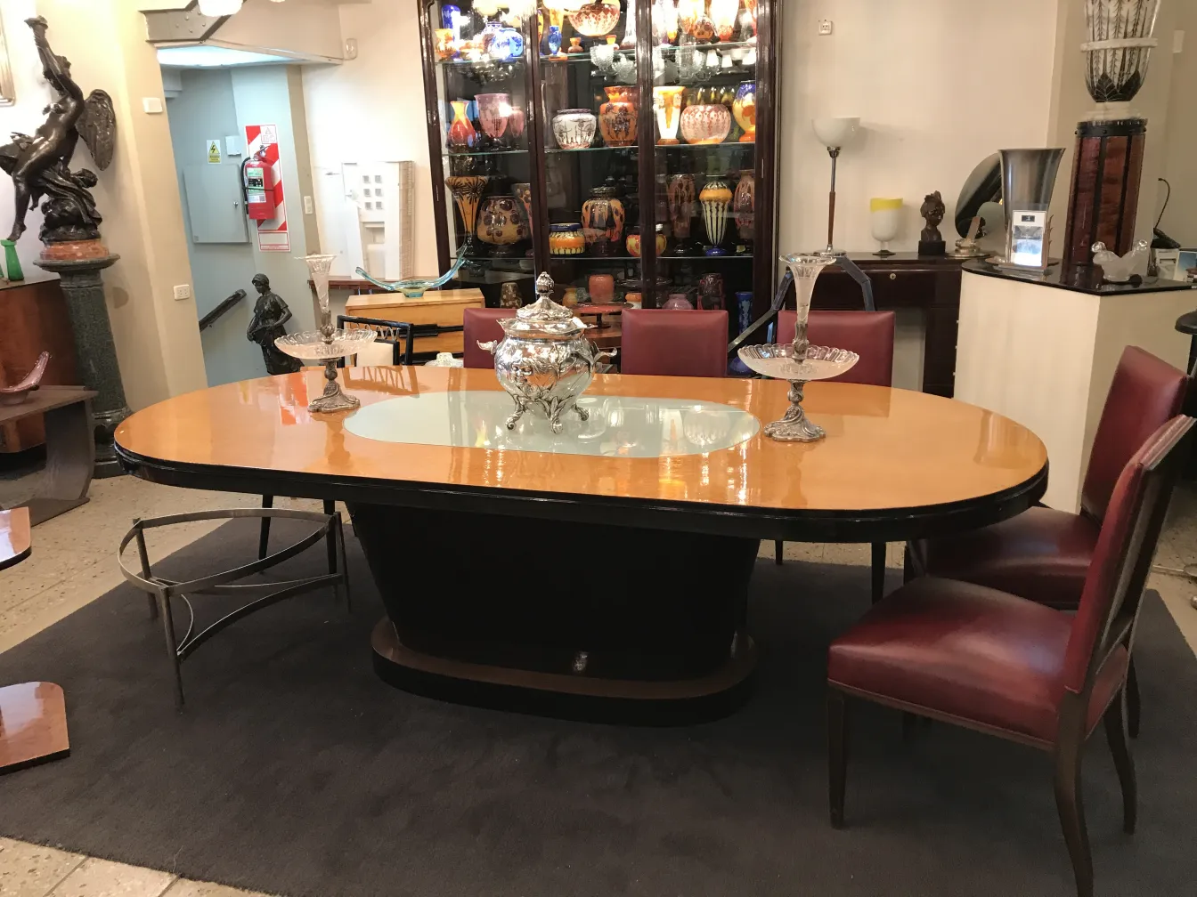 ponchera WMF antigua en una mesa elegante con decoraciones