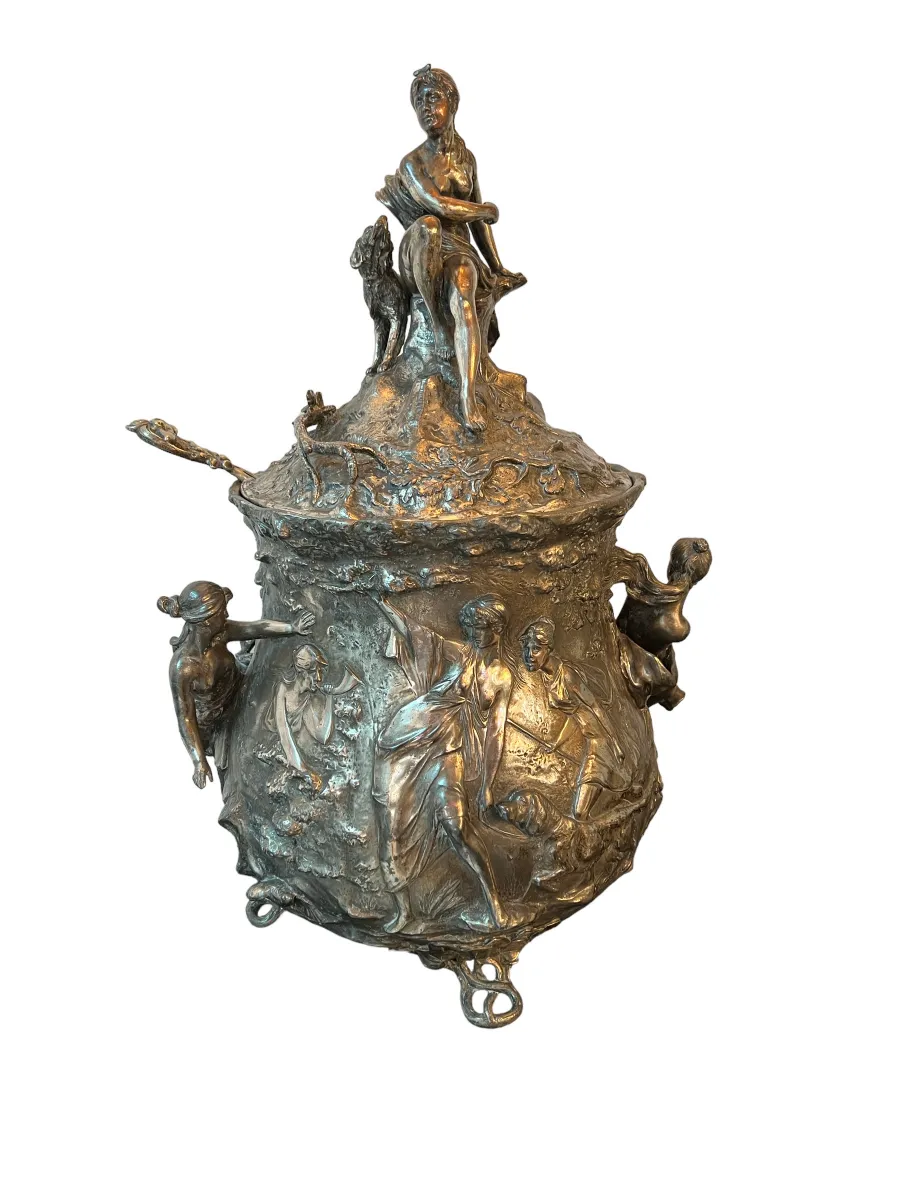 ciotola da punch antica WMF decorata con figure e un cane