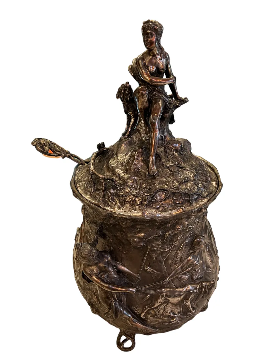 poncheira antiga wmf com figuras e detalhes em relevo, adornada com cenas da natureza