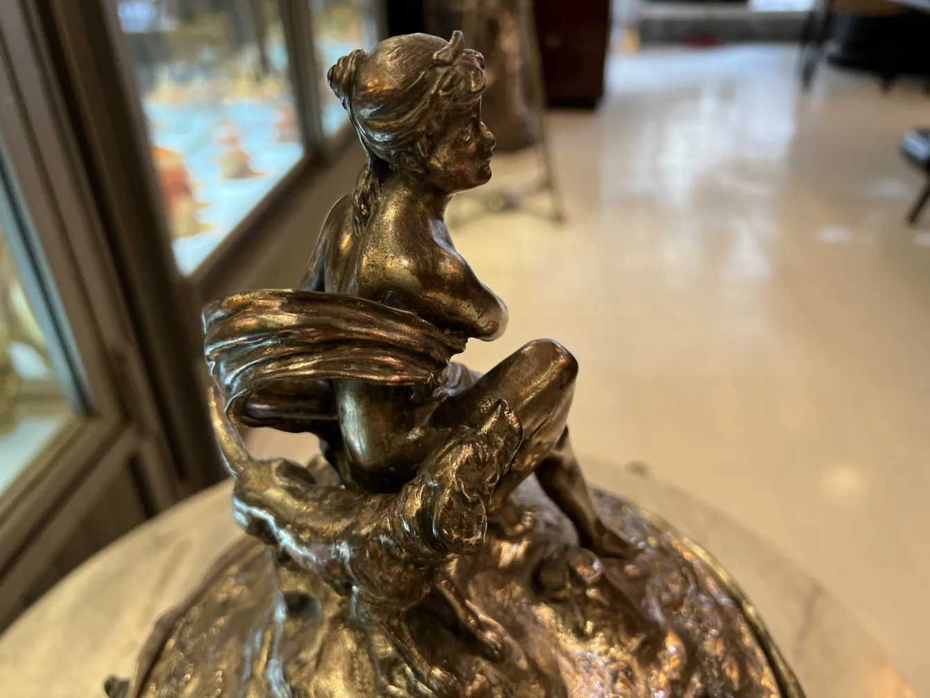 bol à punch wmF ancien avec figurine de femme et chien, décoration