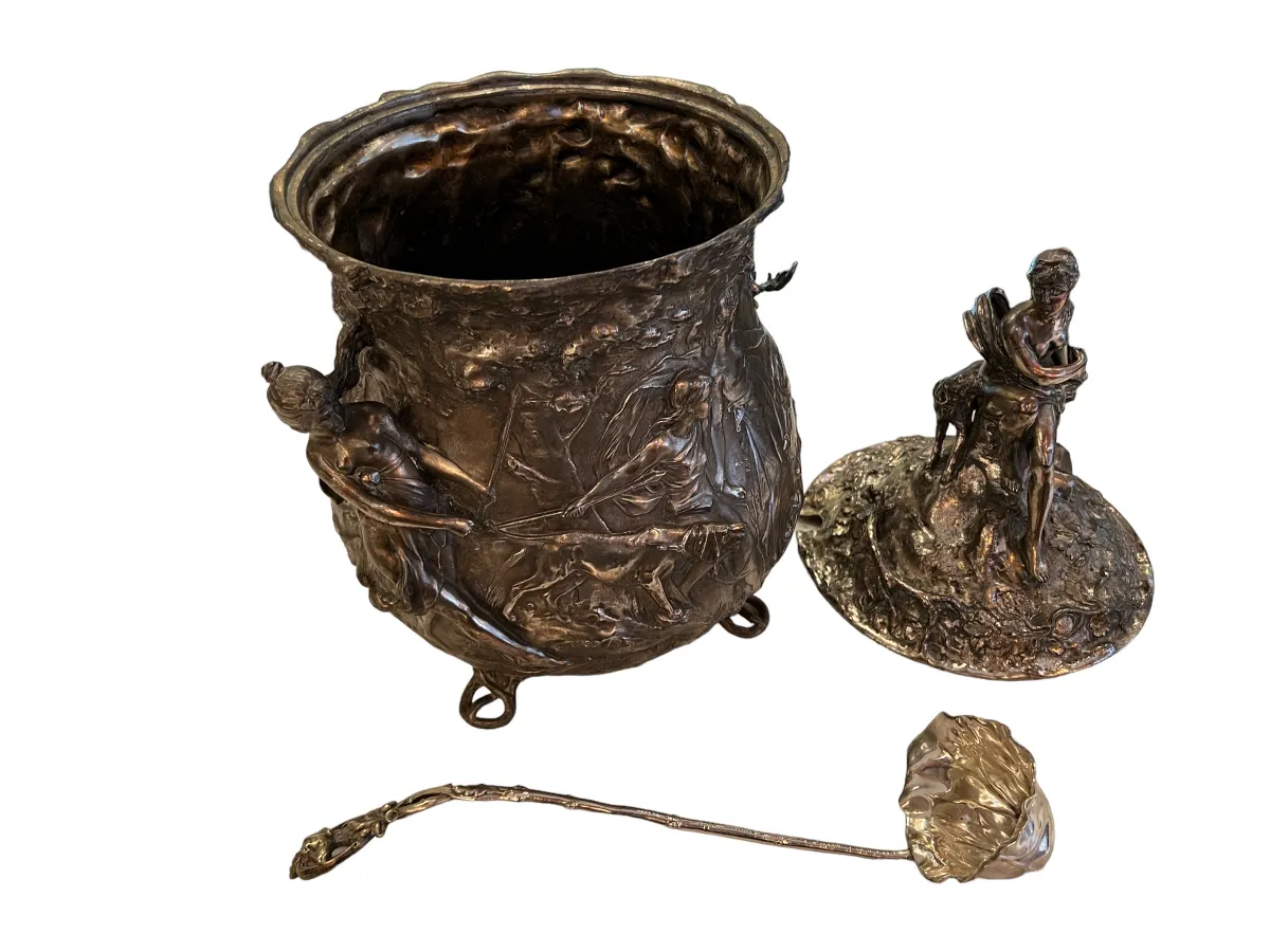 poncheira antiga wmfi com figuras decorativas e forma ovalada, ambientada de forma elegante