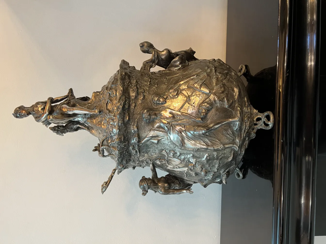 Ciotola da punch antica WMF con dettagli artistici sopra.