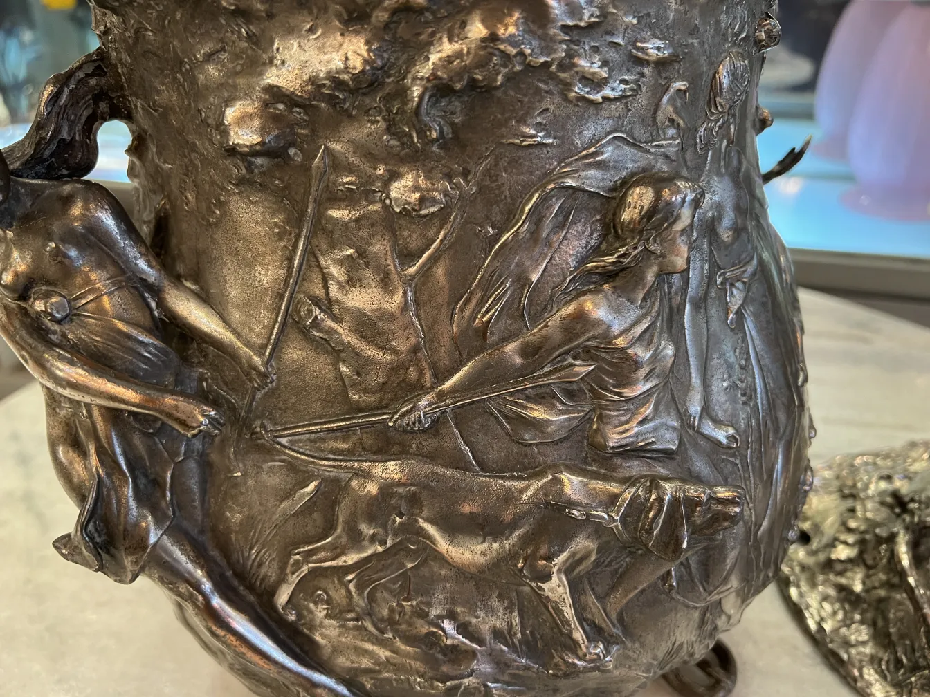 Bowle WMF mit Reliefs von Figuren und Tieren auf der Oberfläche.