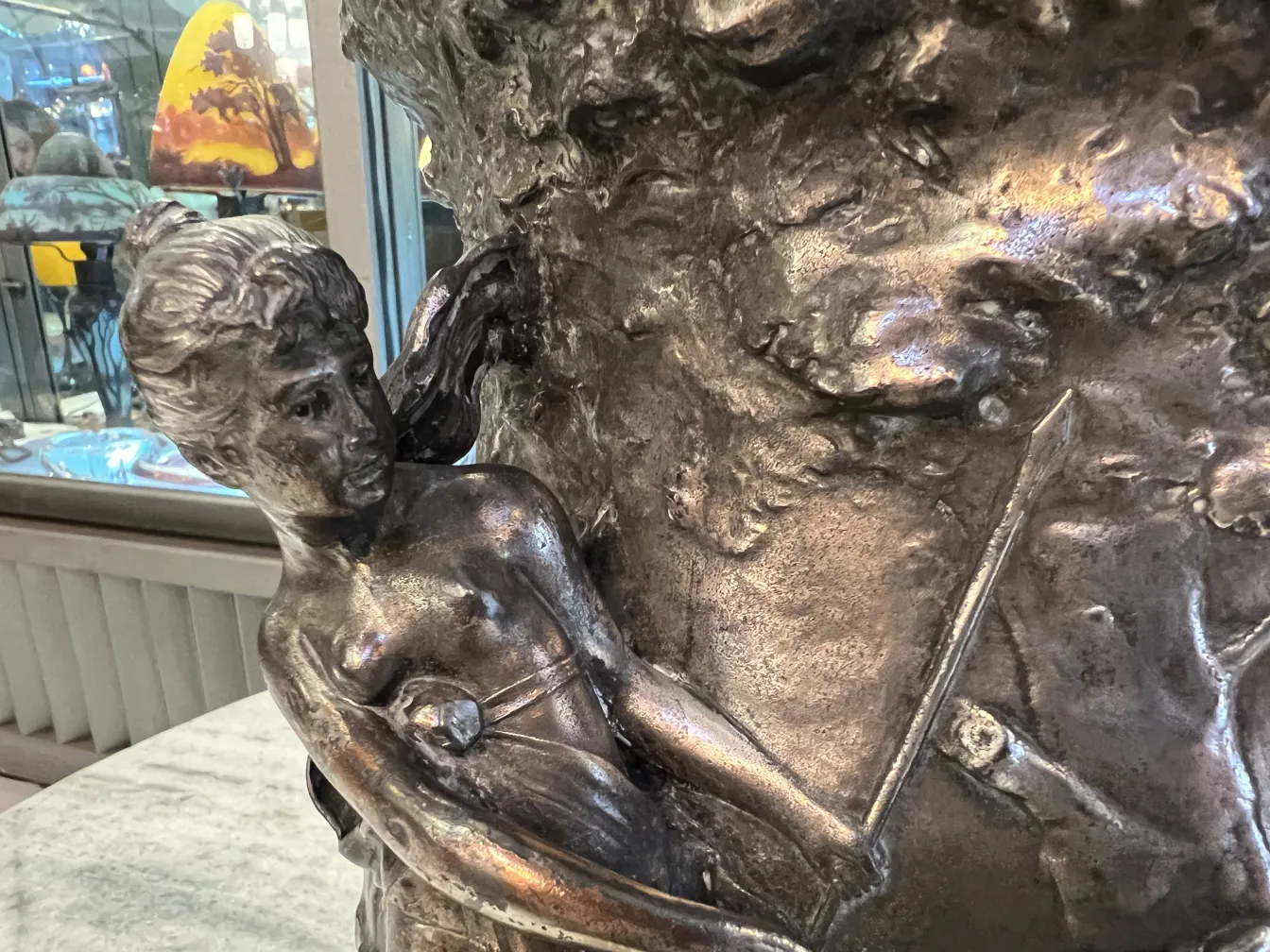 प्राचीन पंच कटोरे WMF सजावटी डिजाइन के साथ, प्रदर्शन पर विवरण। पृष्ठभूमि प्राचीन वस्तुओं का माहौल दर्शाती है।