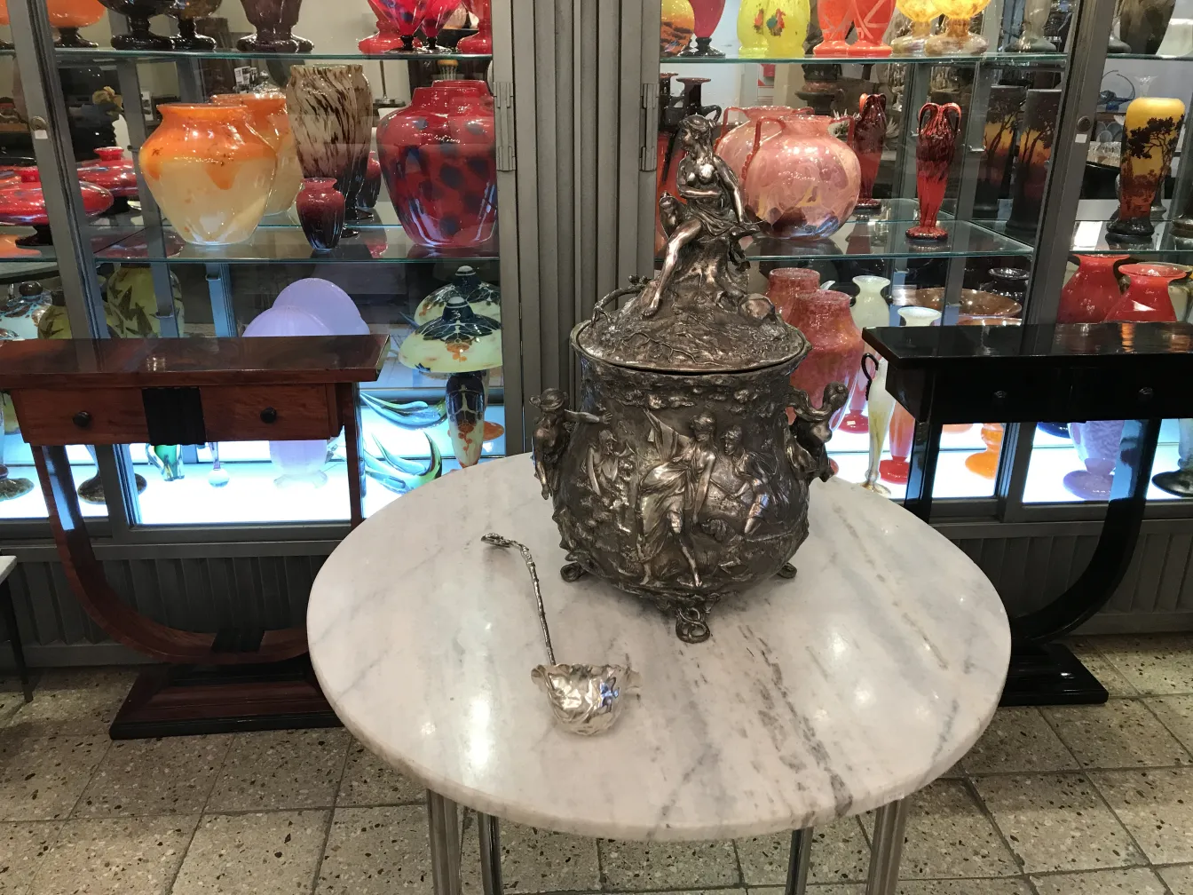 Antike WMF Bowle mit kunstvollen Details und Löffel.