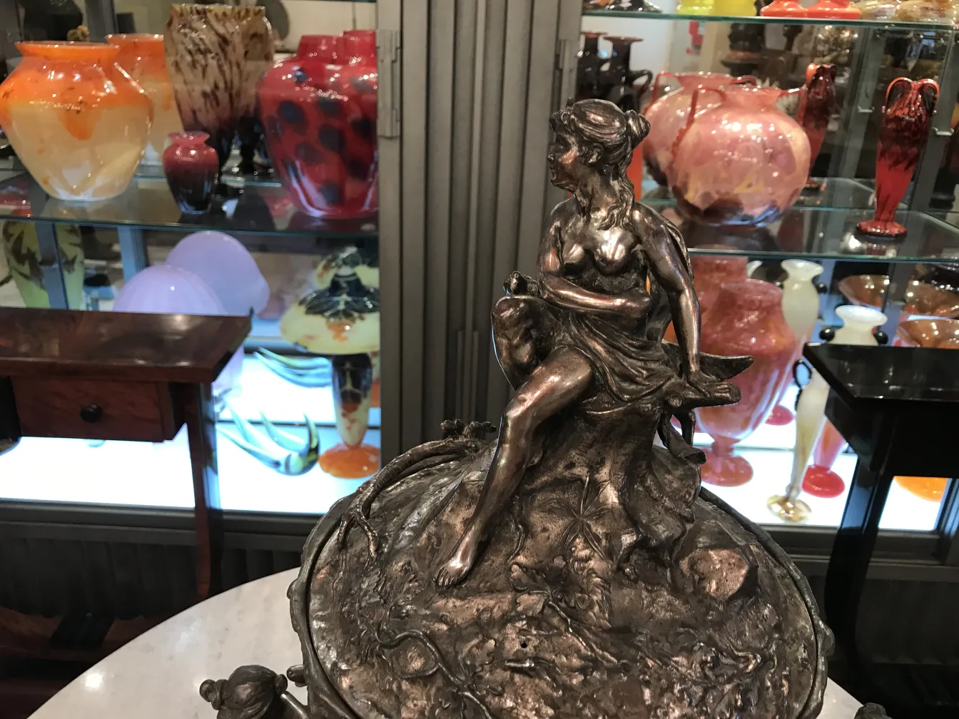 Ciotola da punch WMF antica con figura decorativa, circondata da vasi colorati