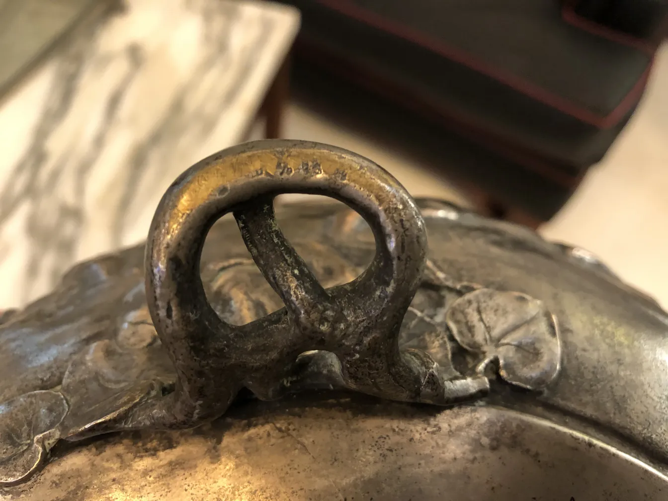 Vue supérieure de l'ancienne bol à punch WMF avec détails floraux.