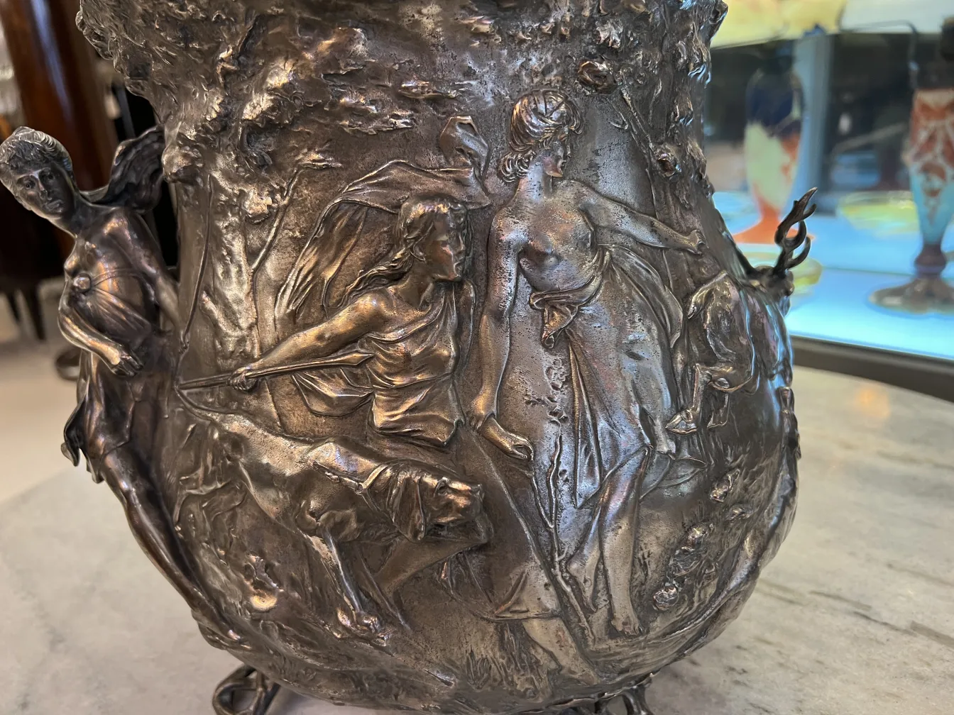 Античная чаша для пунша WMF с художественным рельефом и декоративными деталями.