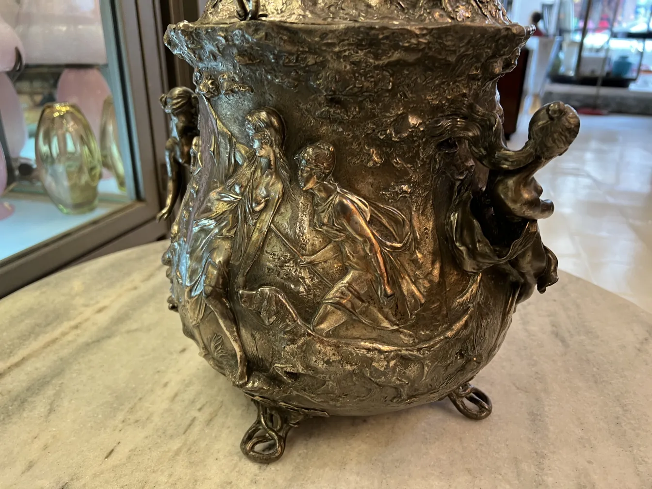 Antike wmff-Bowle mit komplizierten Figuren auf der Oberfläche