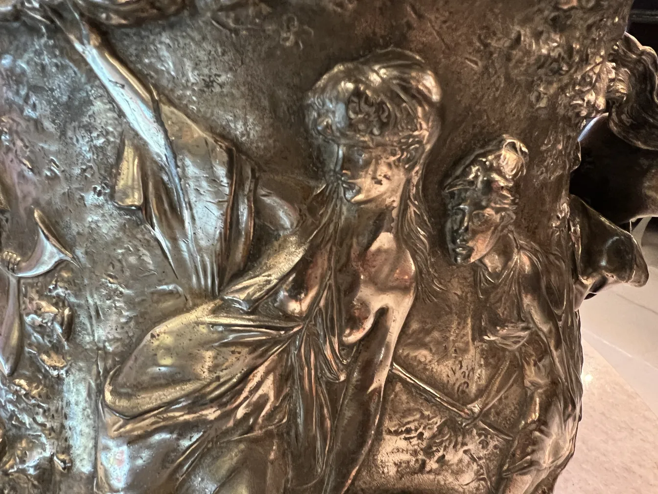 浮彫りのある古いwmfパンチボウル。イベント用の装飾的なアンティーク。