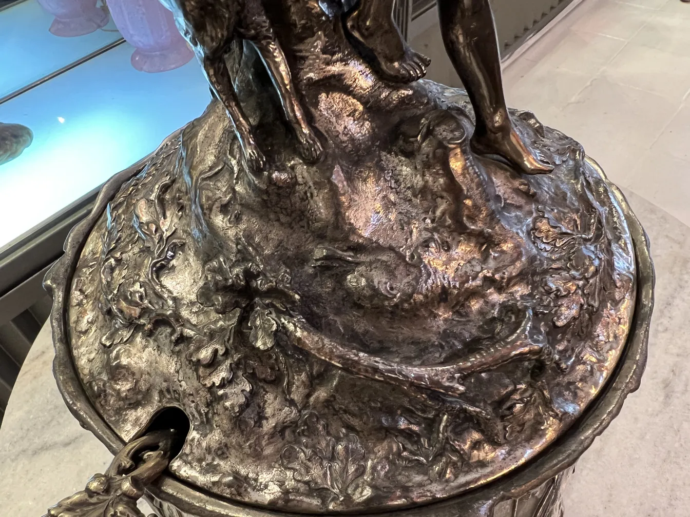 Antigua ponchera WMF con detalles decorativos y ambiente elegante.