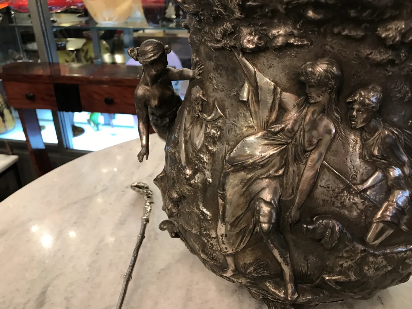 Bol à punch antique WMF avec décorations en relief, art classique.