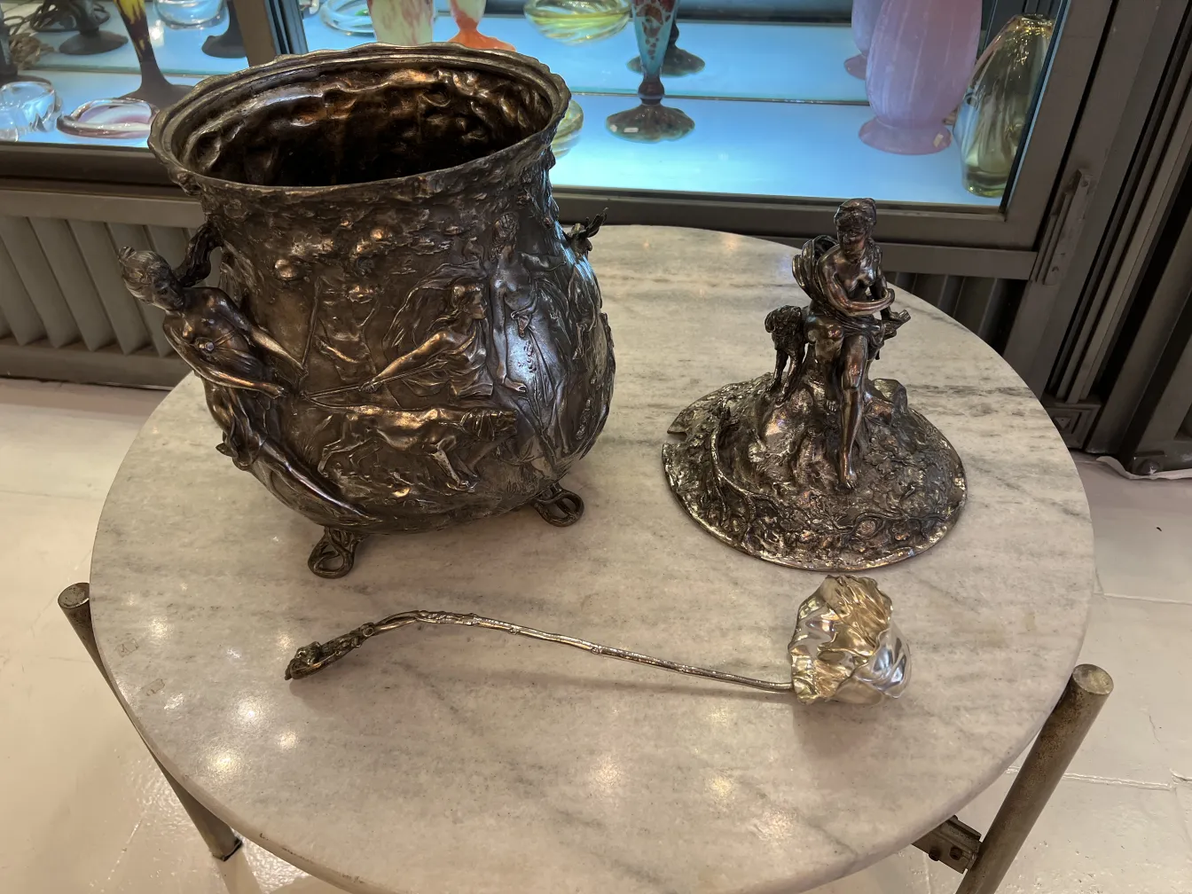 Bol à punch WMF ancien avec relief et design artistique, cadre élégant.