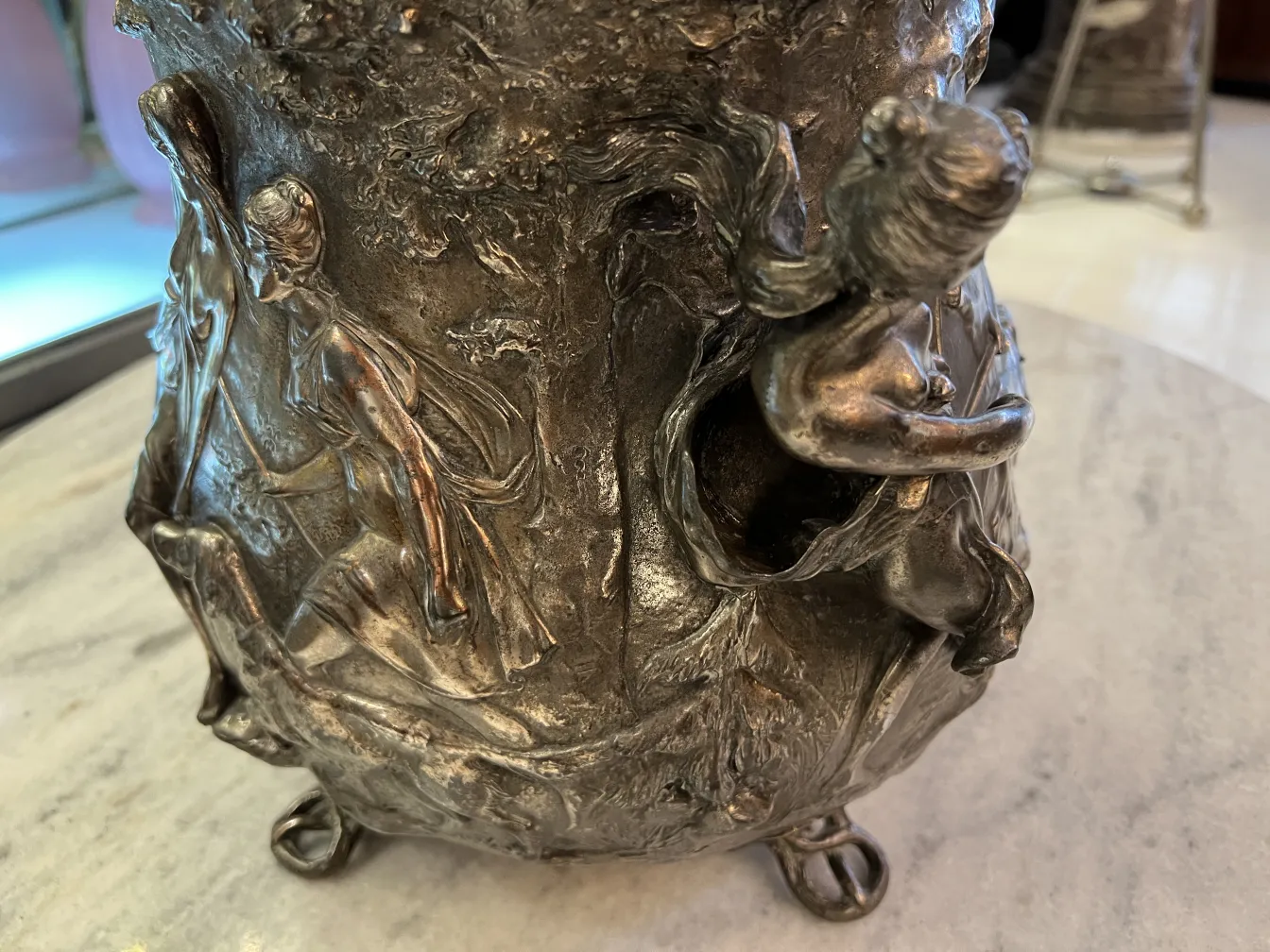 Bol à punch antique WMF avec des reliefs et des détails ornementaux.