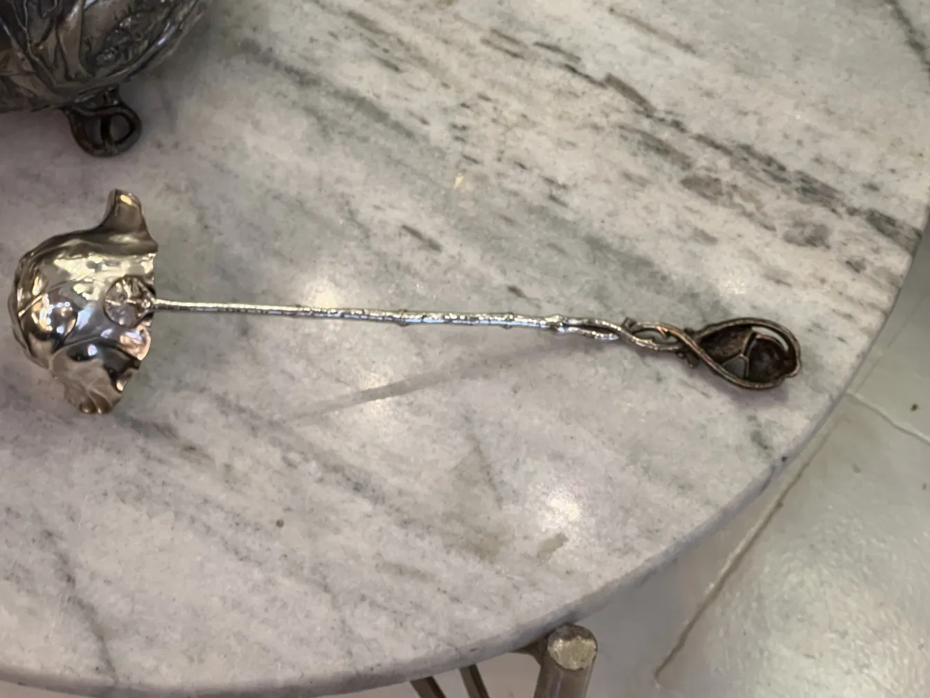 アンティークパンチボウル wmfi の上に装飾的なレードルが置かれています