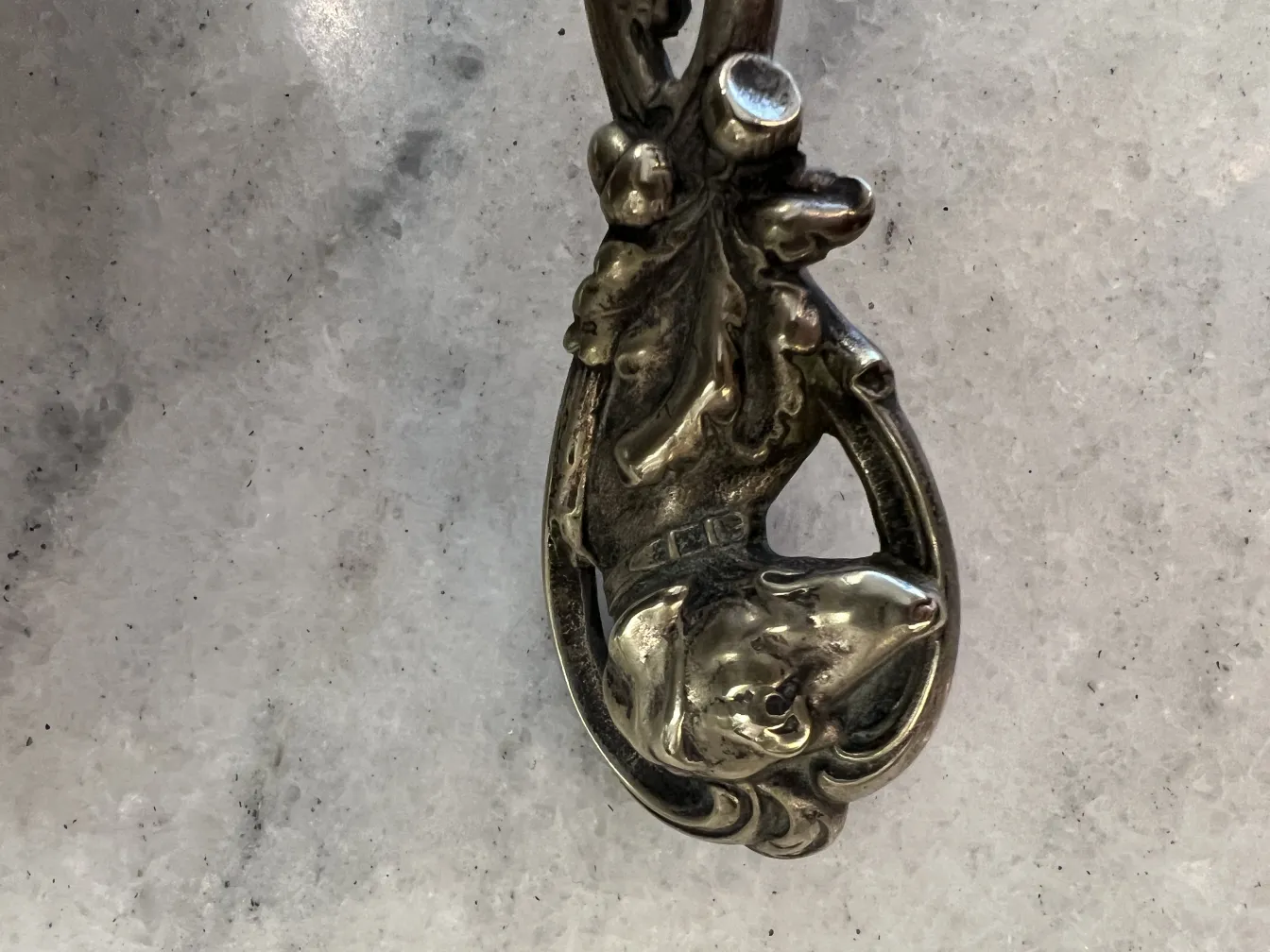 Antigua ponchera WMF con diseño decorativo en relieve.