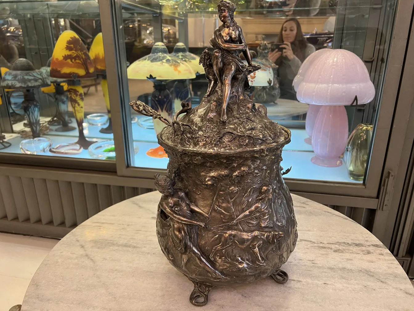 وعاء البونش القديم wmf مع تفاصيل زخرفية، يظهر في بيئة مع مصابيح وأشياء زجاجية.