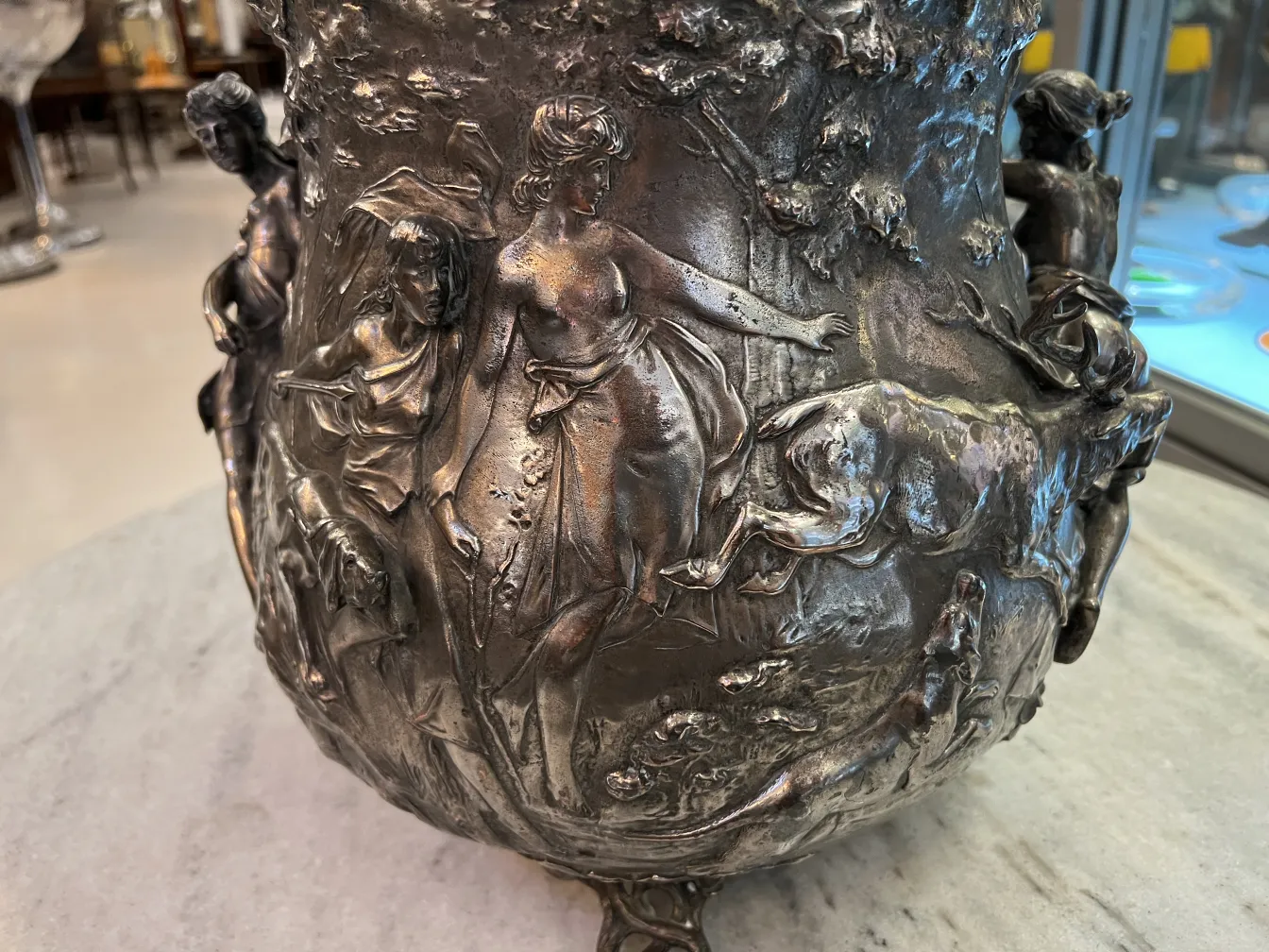 Antike WMF-Bowle mit erhabenen mythologischen Szenen, elegantes Design.