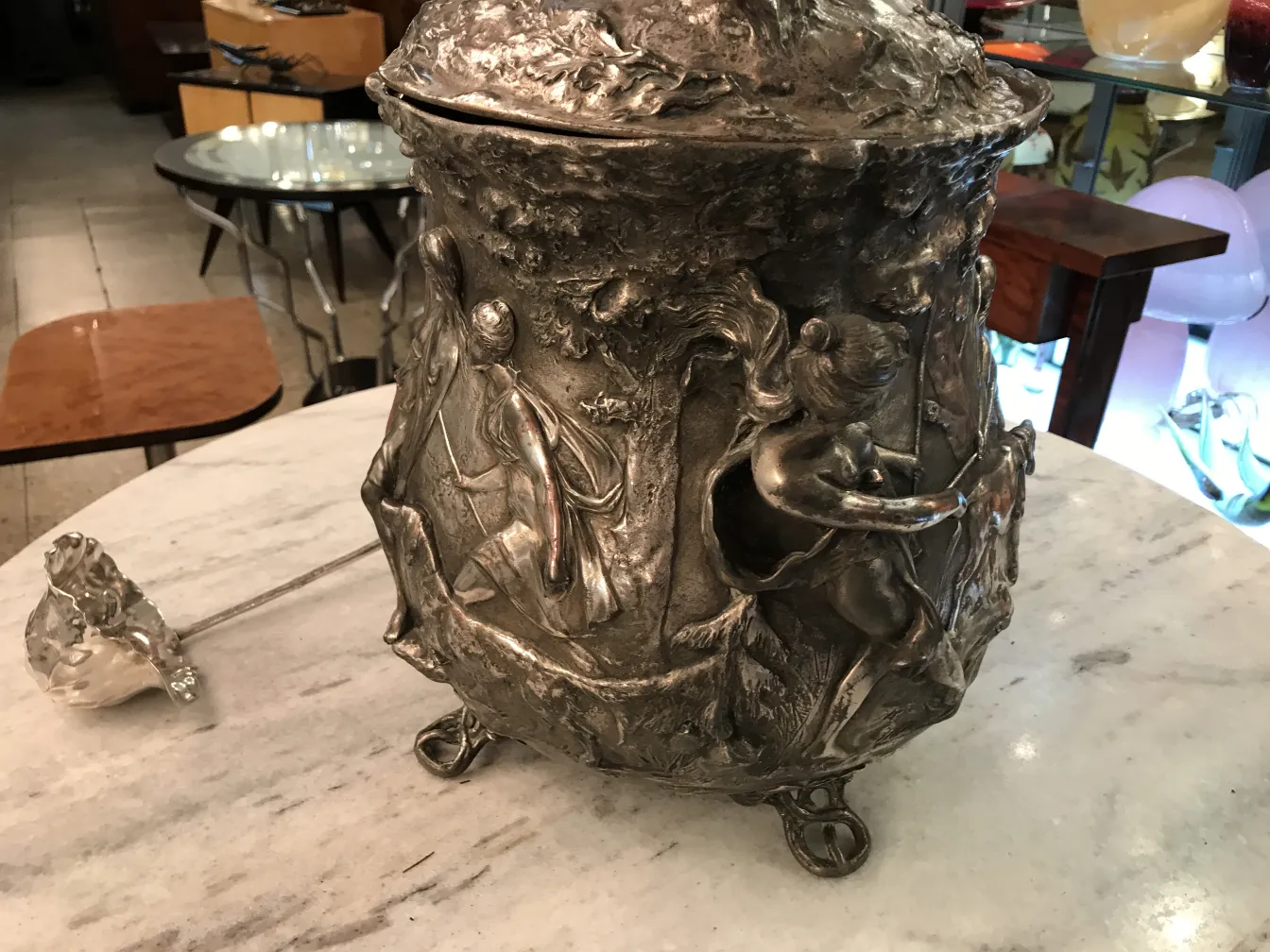 Ciotola da punch wmF antica con decorazioni artistiche in un ambiente elegante