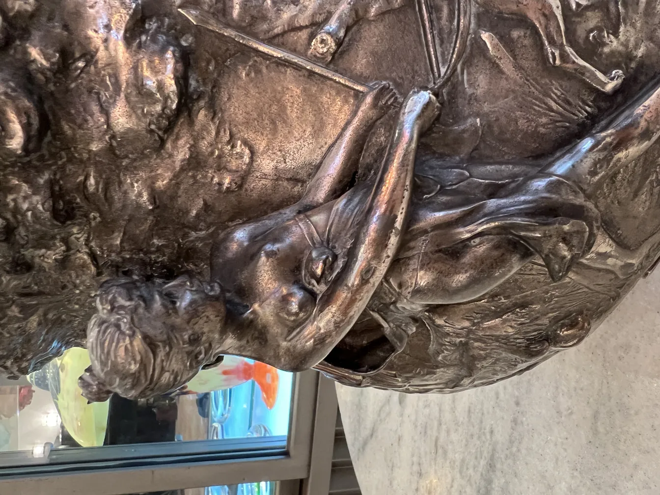 Ponchera WMF antigua con detalles elaborados y relieves decorativos