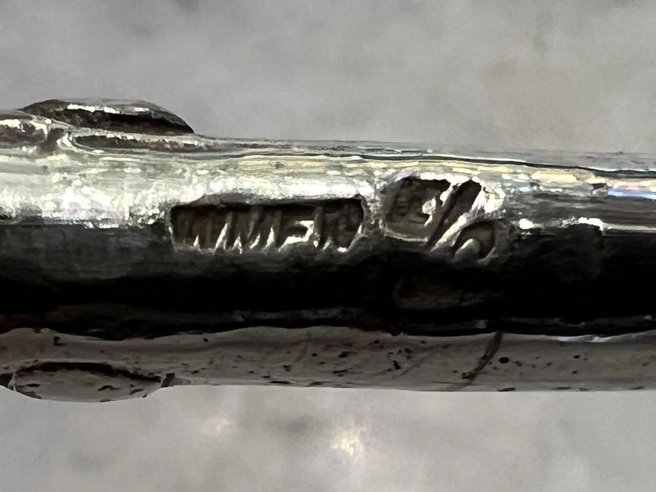 Bild einer antiken WMF-Bowle mit eleganten Details und glänzender Oberfläche in neutralem Umfeld.