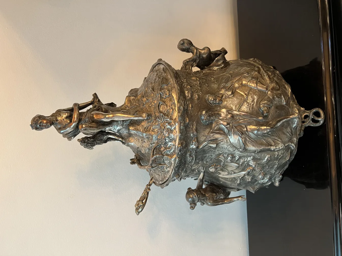 Ciotola da punch antica WMF con dettagli decorativi in ​​scultura