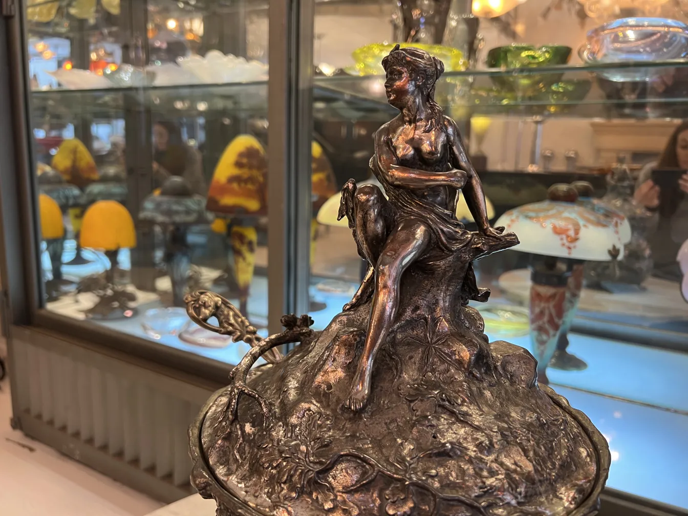 Ciotola da punch antica WMF con figura decorativa sul coperchio.