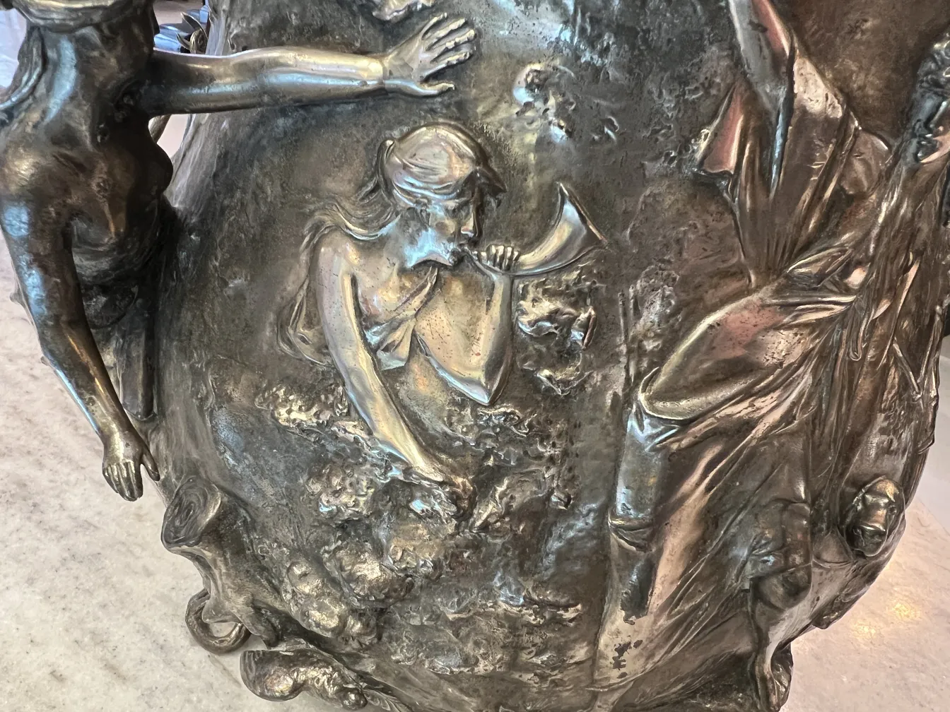 오래된 WMF 펀치볼 장식 세부사항 및 인물 포함