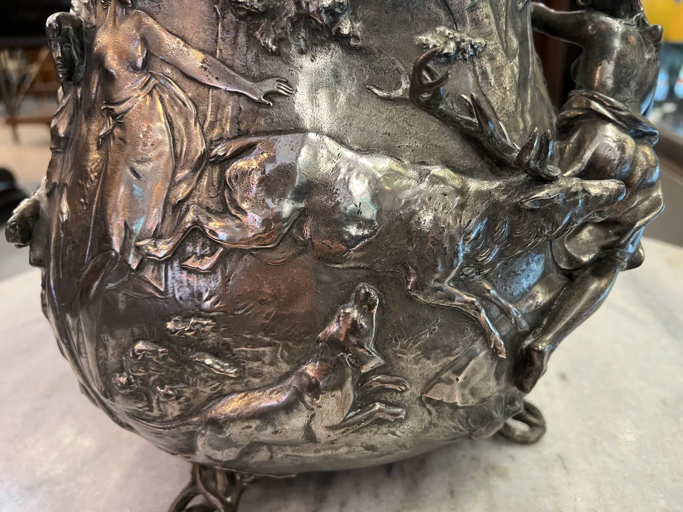 poncheira wmf antiga com detalhes de fauna e figuras humanas