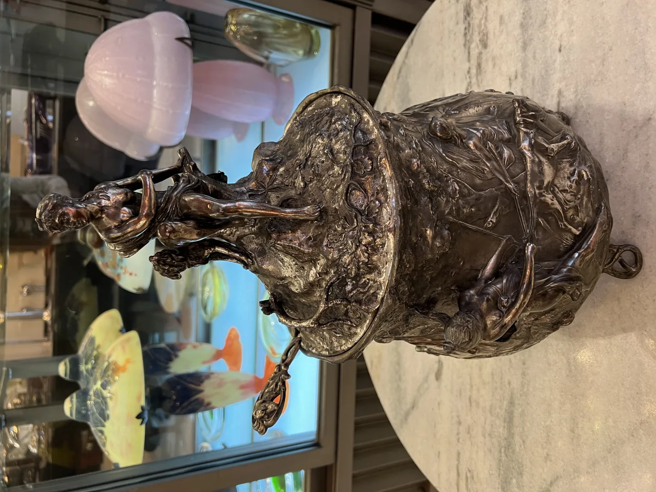 Antike WMF-Bowle mit skulpturalen Details und dekorativem Umfeld.