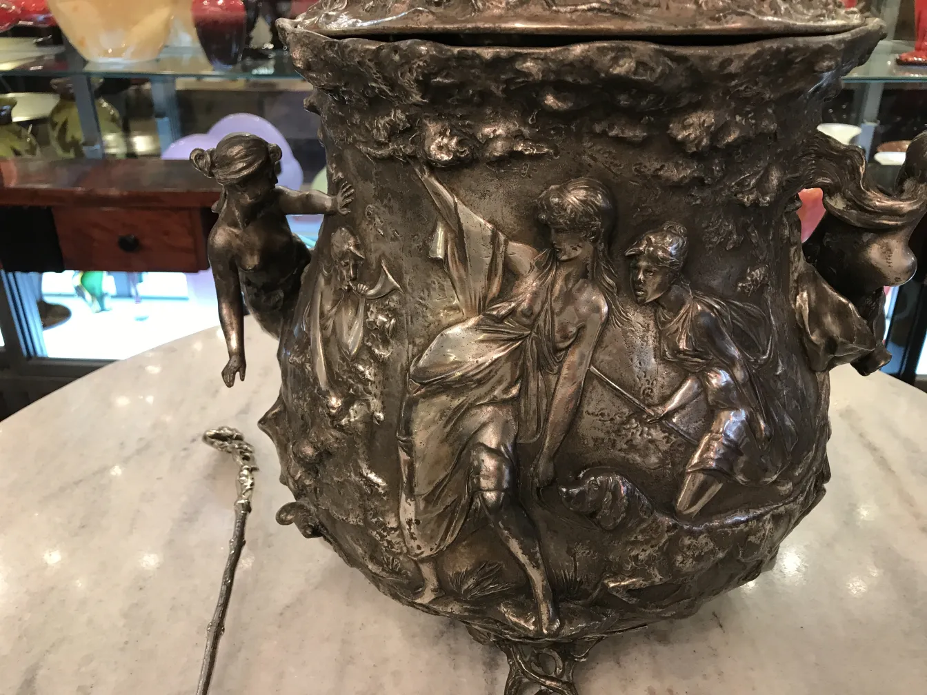 Ancienne bol à punch WMF avec détails décoratifs en relief, dans une ambiance vintage.