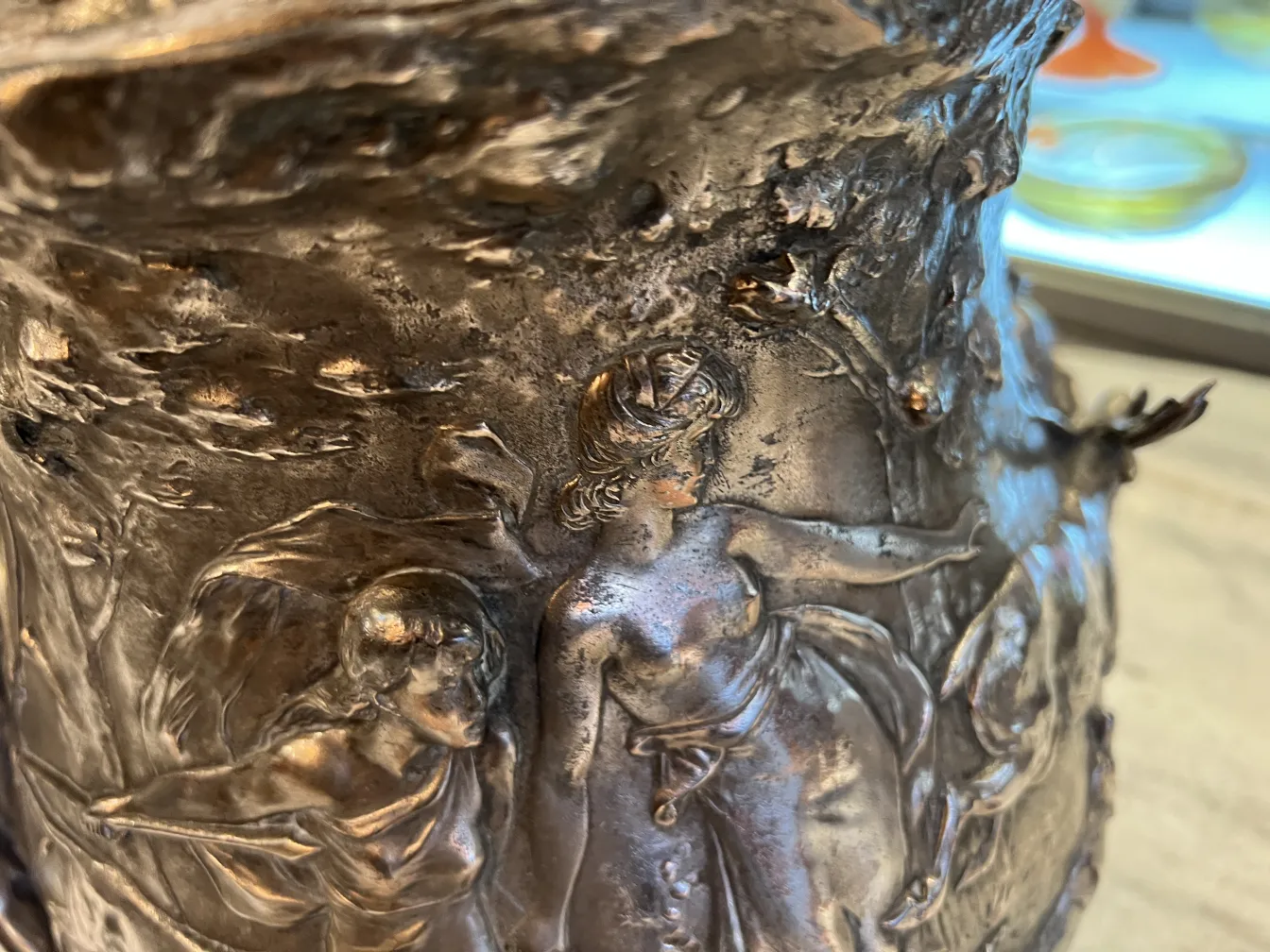 Ancien bol à punch WMF avec des détails en relief et un design élégant.