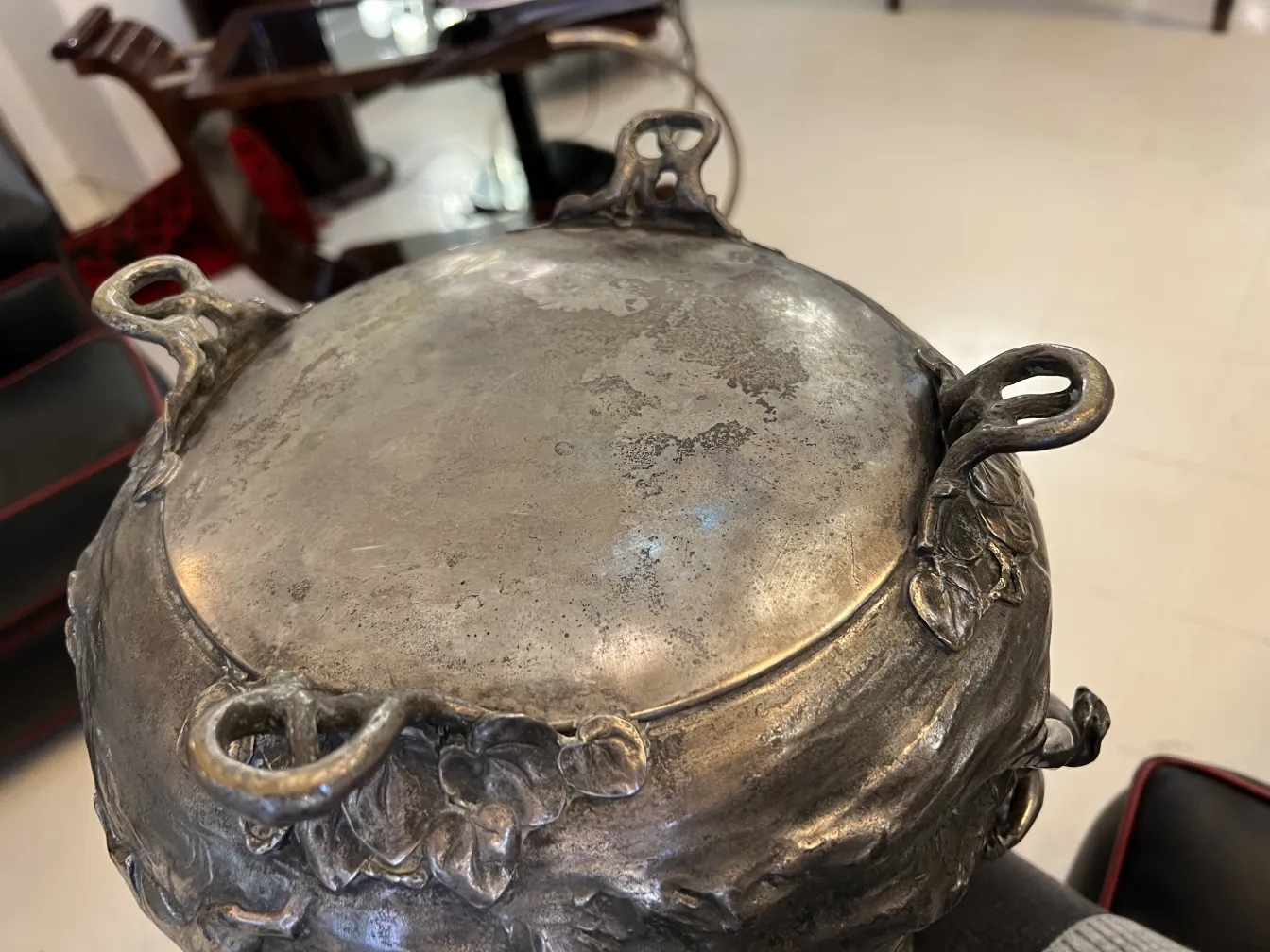 Ancien bol à punch WMF avec des designs floraux sur le bord.