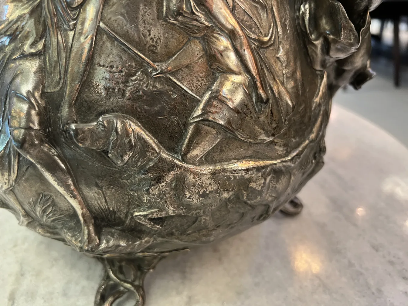 Ciotola da punch antica WMF con rilievi e figure decorative