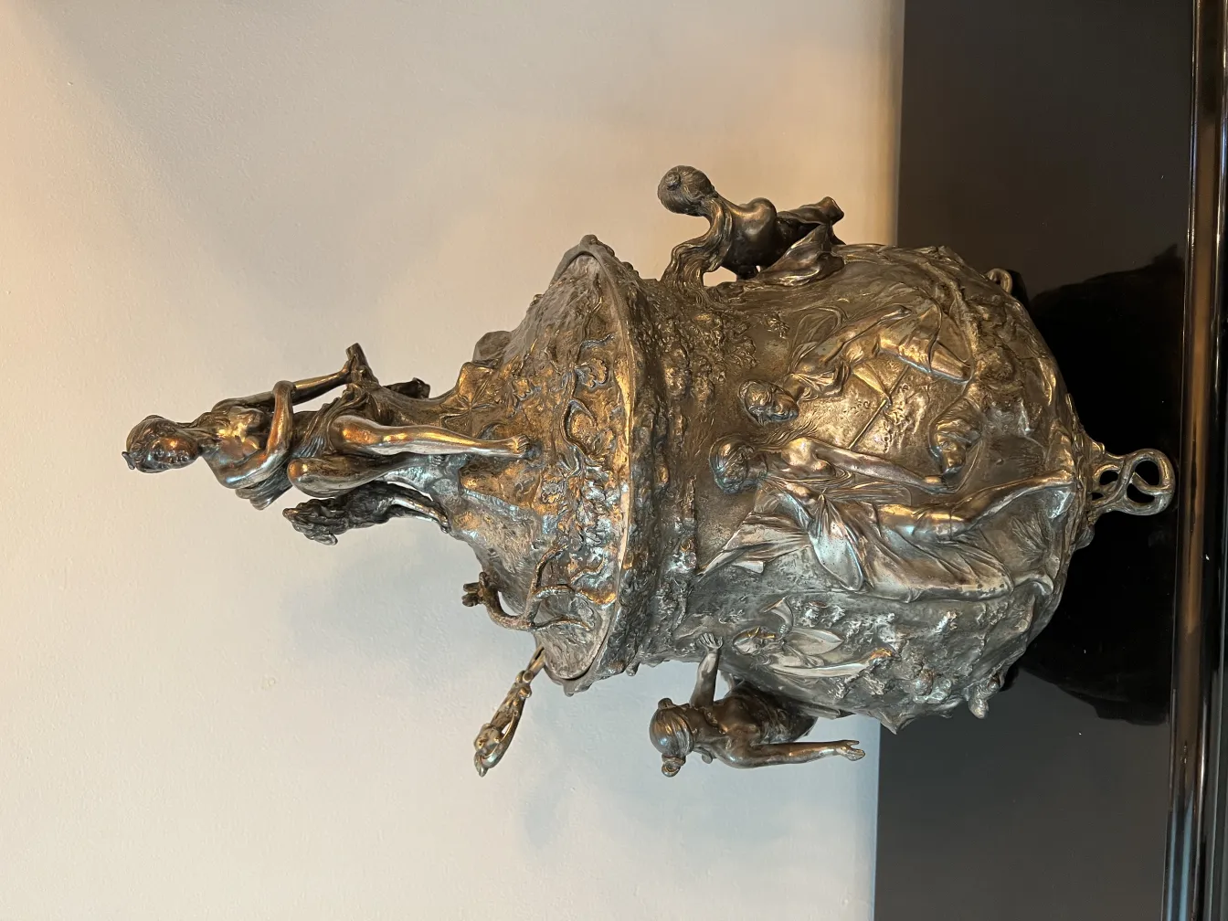 حمام WMF الزخرفية مع الشخصيات البارزة