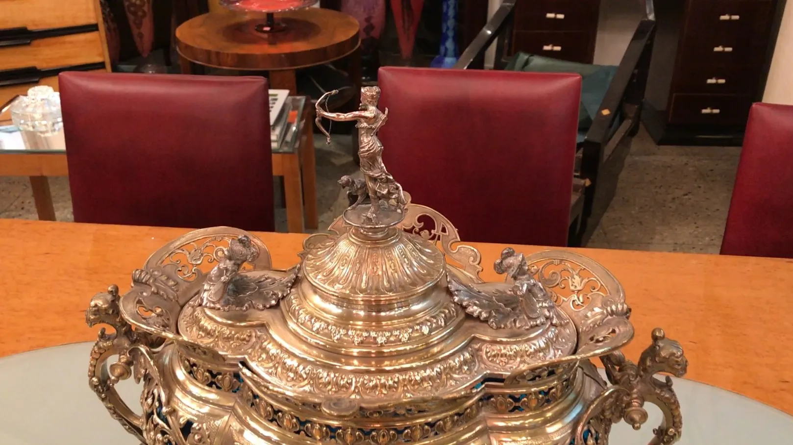 Antike WMF-Bowle mit ornamentalen Details und künstlerischen Skulpturen auf dem Deckel.