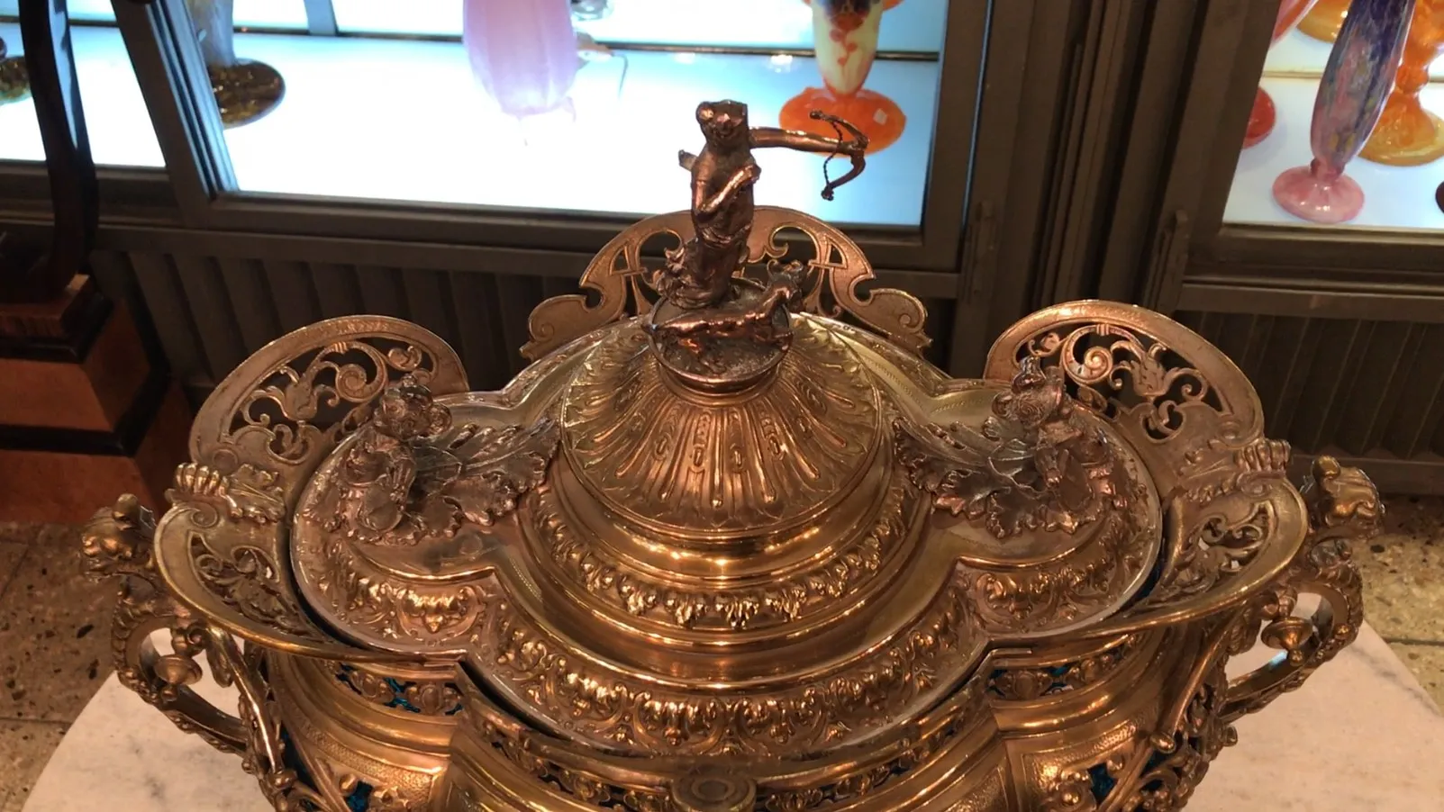 poncheira antiga WMF com decoração elaborada e design intricado, imagem com fundo de antiguidades