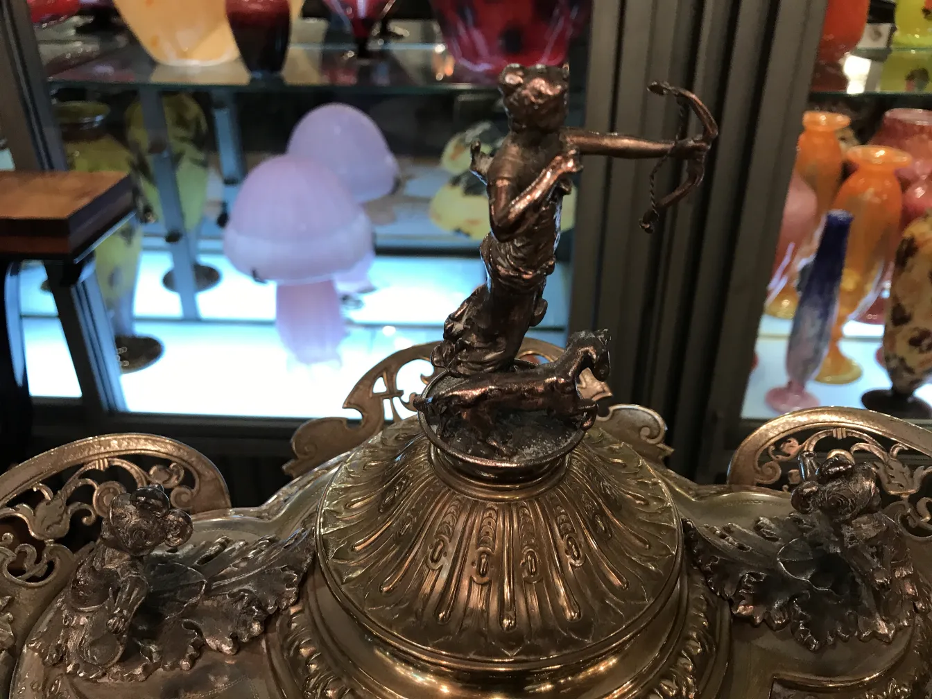 antike bowle wmf mit dekorativer figur auf dem deckel, komplizierte details