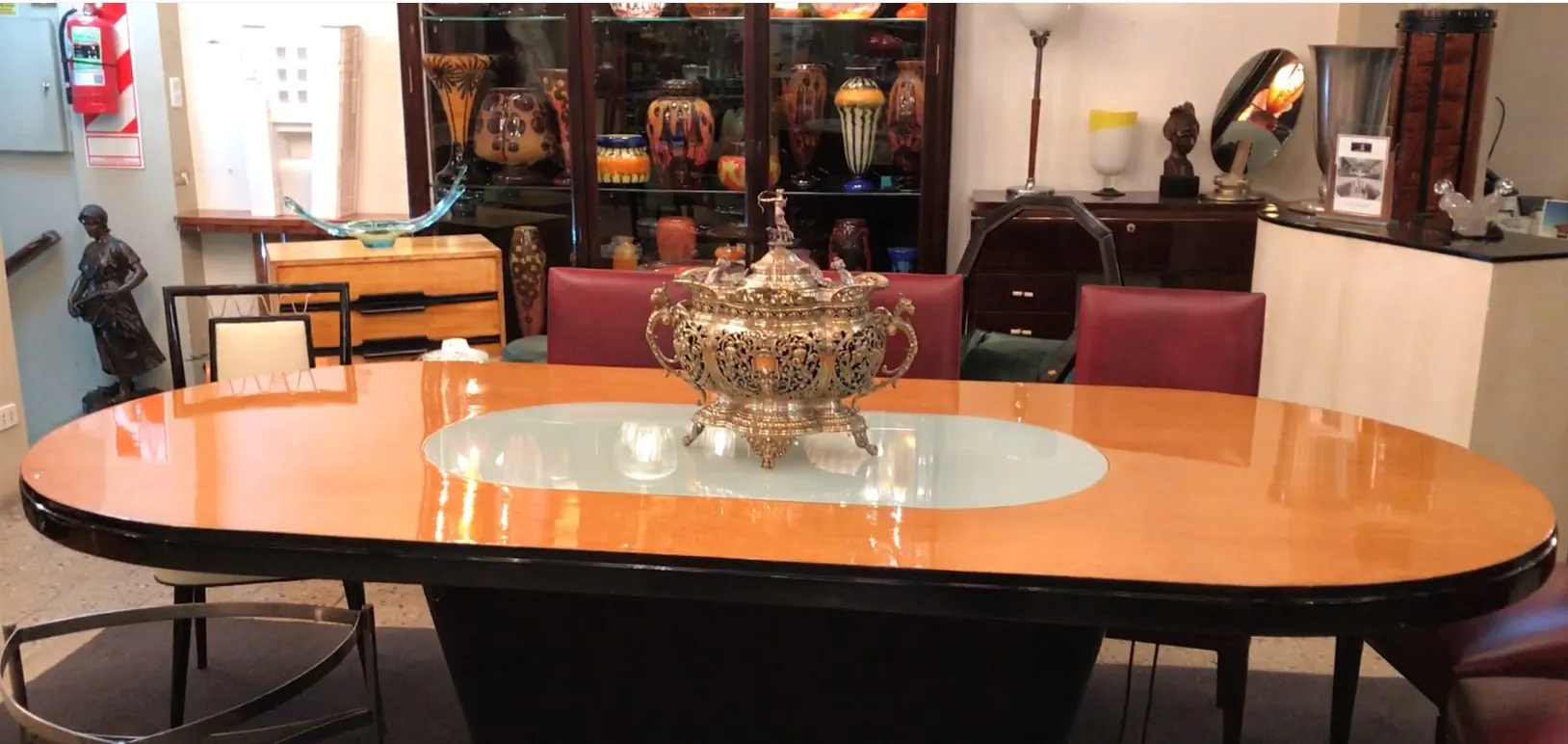 Ponchera antigua WMF decorativa sobre mesa elegante.