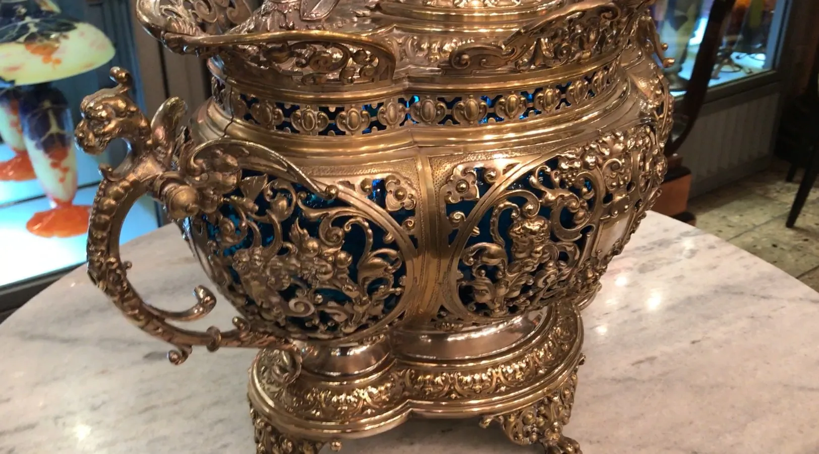 Ponchera antigua wmz con grabados elegantes y detalles elaborados, presentada sobre mármol