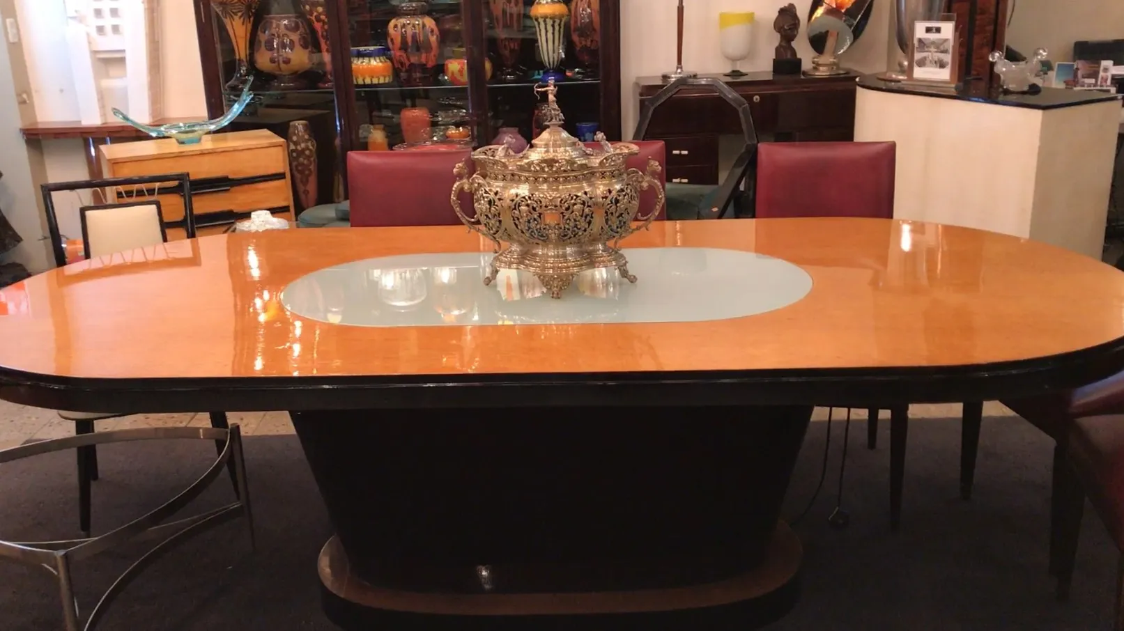 Poncheira antiga WMF decorativa em uma mesa elegante, cercada por vários itens.