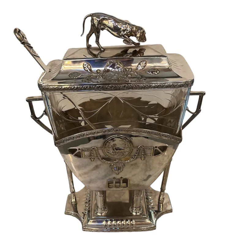 Antike WMF-Bowle mit dekorativen Details und Deckel.